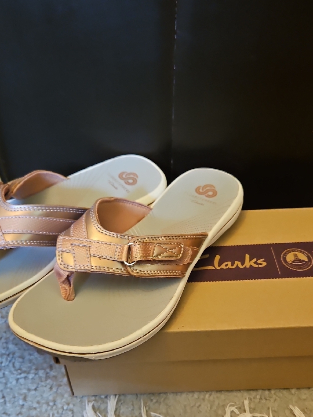 Clarks Size 5 Women's Rose Gold Flip Flops